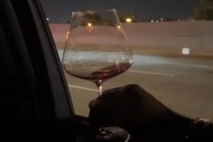 摇晃的红酒🍷杯！詹姆斯晒夜间乘车惬意自拍 手中一杯红酒😂