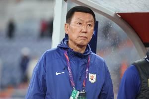 记者：崔康熙未来能否继续执教是个疑问，泰山队训练氛围轻松