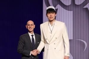 苏群揭秘杨瀚森被开拓者选中：富保罗曾致电询问 网鹰雷也想要他
